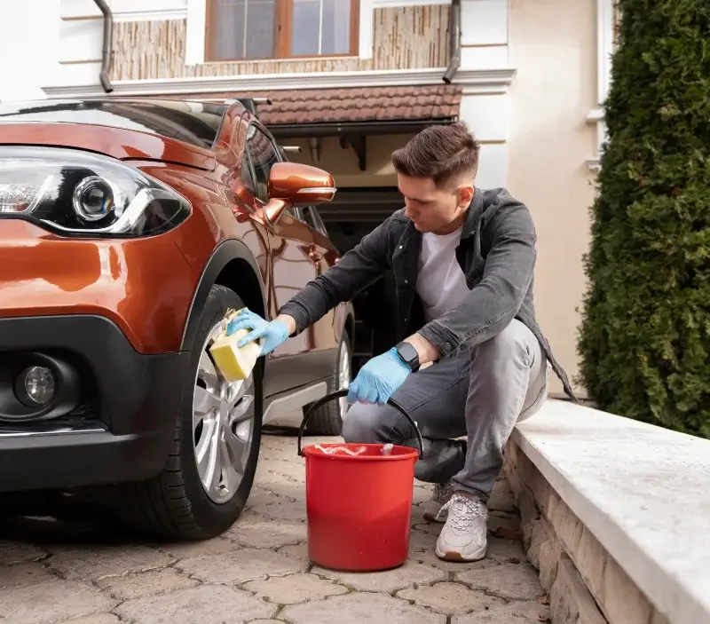 Lavage auto à domicile Bougarber : professionnel intervenant sur un véhicule